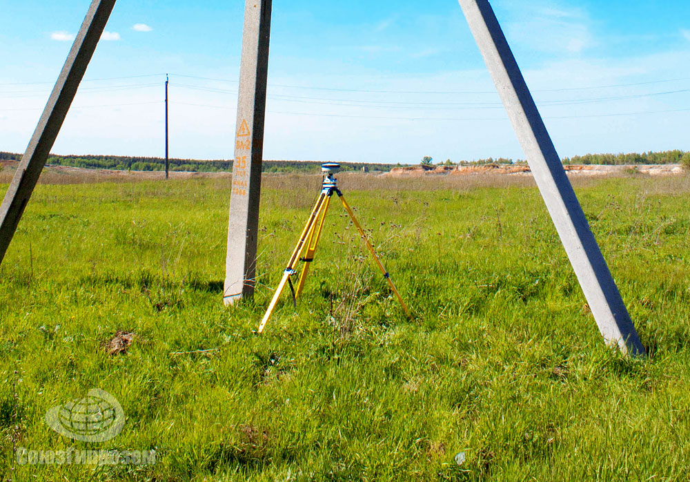 Базовый GNSS-приёмник компании «Союзгипрозем» на штативе