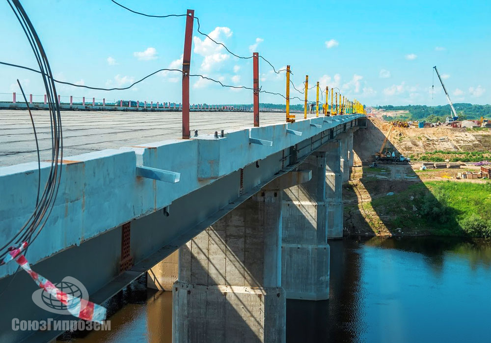 Строящийся автомобильный мост через реку при реконструкции дороги М-3 «Украина»
