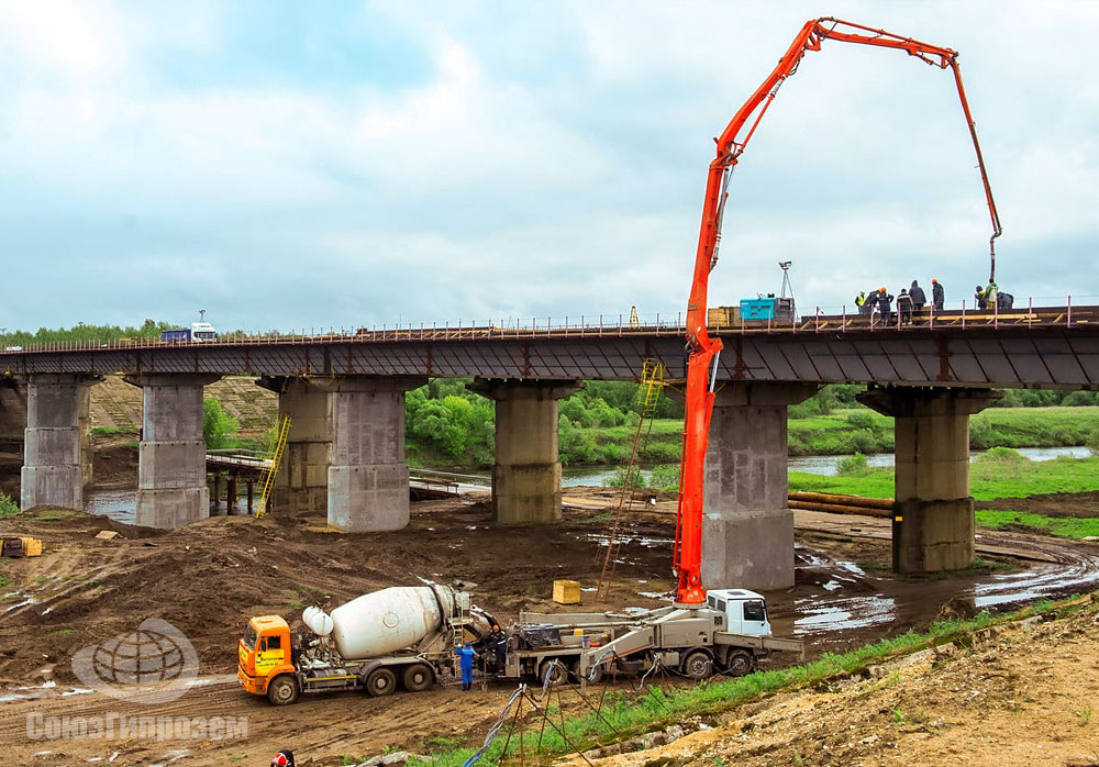 Строительство моста во время реконструкции трассы М-3 «Украина»