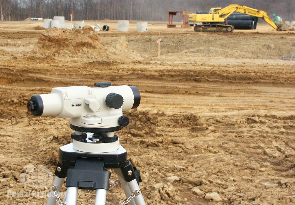 Оптический нивелир Nikon AS-2 на строительной площадке