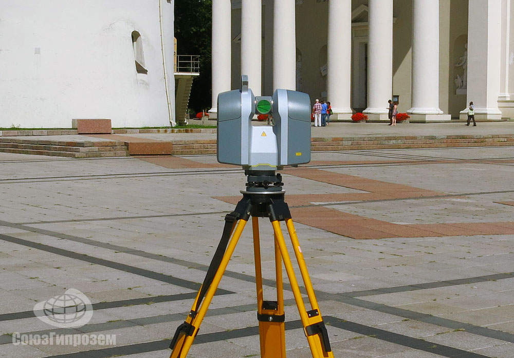 Наземный лазерный сканер Trimble TX8 ведёт съёмку объекта архитектуры
